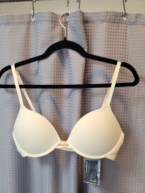 NWT Underoutfit Style 88023 Size M No Gap Bra